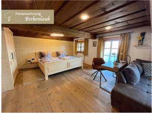 ein Schlafzimmer mit einem Bett und einem Sofa in einem Zimmer in der Unterkunft Waldlerhof in Patersdorf