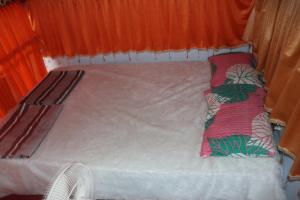 Ein Bett oder Betten in einem Zimmer der Unterkunft Ramu Green Lake Cottage