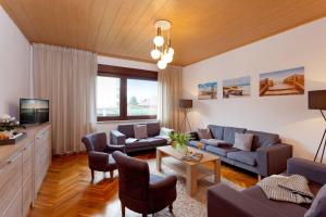 uma sala de estar com um sofá e uma televisão em Quartier Nr 6 App 1 em Bansin