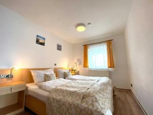 Tempat tidur dalam kamar di Süderhaus Hiddensee App 4