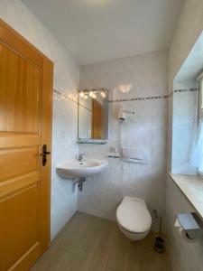 A bathroom at Süderhaus Hiddensee App 4