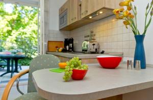 eine Küche mit einem Tisch mit einem Haufen Trauben drauf in der Unterkunft Usedom Ahoi App 4 in Heringsdorf