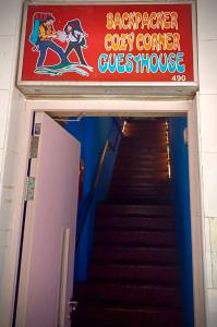 un panneau indiquant un magasin de cosplay avec un escalier dans l'établissement Backpacker Cozy Corner Guesthouse, à Singapour