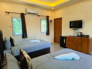Postel nebo postele na pokoji v ubytování Sunrise Beach Kohyao Resort