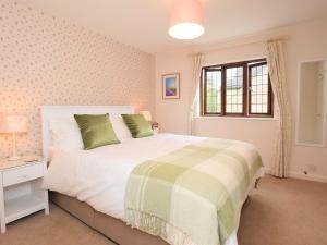 - une chambre avec un lit blanc et une fenêtre dans l'établissement 2 Bed in Moreton-In-Marsh 75870, à Whichford