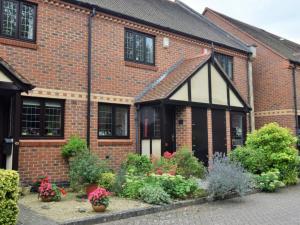 a brick house with a garden in front of it at 2 Bed in Moreton-In-Marsh 75870 in Whichford