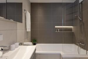 uma casa de banho com uma banheira e um lavatório em Villa Waldschloss App 2 em Bansin