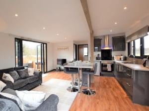 eine Küche und ein Wohnzimmer mit einem Sofa und einem Tisch in der Unterkunft 2 Bed in Thetford 73624 in East Harling