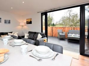 a living room with a table and chairs at 2 Bed in Thetford 73624 in East Harling