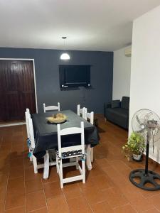 une salle à manger avec une table, des chaises et un canapé dans l'établissement departamentoAA, à Villa Carlos Paz