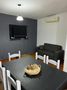 un salon avec une table et un canapé dans l'établissement departamentoAA, à Villa Carlos Paz 3 autres photos