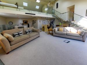 una sala de estar con 2 sofás y una escalera en 2 Bed in Harrogate 65305, en Harrogate