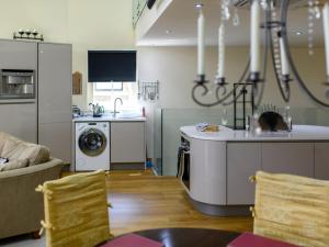 a kitchen and living room with a washer and dryer at 2 Bed in Harrogate 65305 in Harrogate
