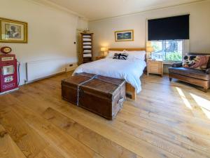 a bedroom with a bed and an old trunk at 2 Bed in Harrogate 65305 in Harrogate