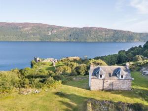 an old house on the shore of a lake at 2 bed in Loch Ness CA315 in Drumnadrochit