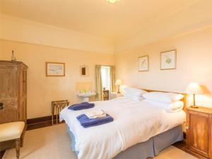 a bedroom with a large white bed and a sink at 6 bed in Lairg CA301 in Lairg