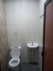 een badkamer met een toilet en een wastafel bij Barada Poris 