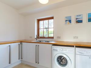 biała pralnia z pralką i suszarką w obiekcie 3 Bed in Crackington Haven 78271 w mieście Saint Gennys