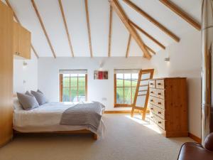 sypialnia z łóżkiem i drewnianą komodą w obiekcie 3 Bed in Crackington Haven 78271 w mieście Saint Gennys