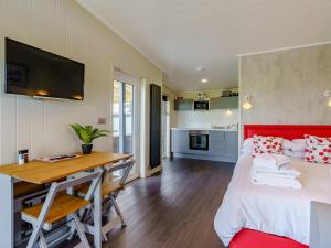 Un dormitorio con una cama y un escritorio y una cocina. en 1 Bed in Turnberry 78071, en Girvan