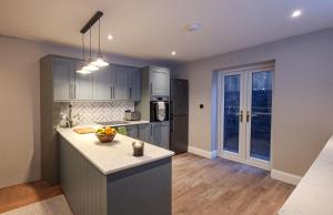 Η κουζίνα ή μικρή κουζίνα στο Modern 2-Bed Townhouse - Free Private Parking