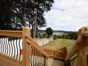 valla de madera con vistas a un patio en 1 Bed in Bideford 74817, en Bideford