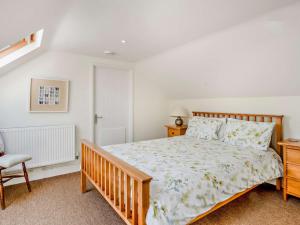 1 dormitorio con 1 cama grande y 1 silla en 1 Bed in Cowes IC084, en Cowes