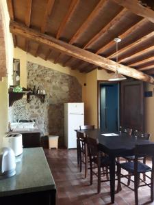 a kitchen and dining room with a table and chairs at Agriturismo Podere San Lorenzo 1866 in Massa Marittima