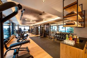 The fitness centre and/or fitness facilities at Aktivhotel Alpendorf