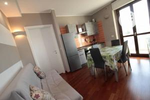 Köök või kööginurk majutusasutuses Elegant Apartment "Le Fontane"-BORGO MERCATO-MONCALIERI