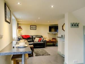 eine Küche und ein Wohnzimmer mit einem Sofa und einem Tisch in der Unterkunft 1 bed property in Tansley 61938 in Tansley