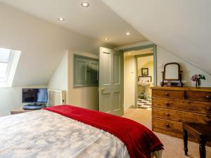 Schlafzimmer mit einem Bett, einer Kommode und einem Spiegel in der Unterkunft 1 bed property in Tansley 61938 in Tansley