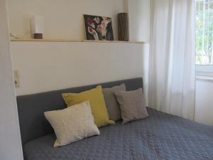 Una cama con un montón de almohadas encima en Ferienwohnung an der Nahe, en Bad Kreuznach