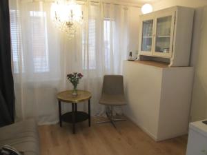 una pequeña sala de estar con mesa y silla en Ferienwohnung an der Nahe, en Bad Kreuznach