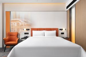 Llit o llits en una habitació de Hampton by Hilton Guangzhou Renhe Baiyun Airport-Free Shuttle bus at Guangzhou Baiyun Airport