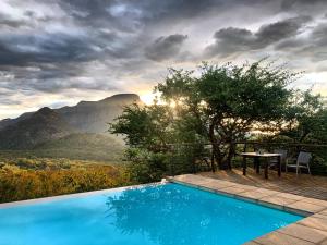 Nespecifikovaný výhled na hory nebo výhled na hory při pohledu z penzionu