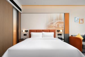 Llit o llits en una habitació de Hampton by Hilton Guangzhou Renhe Baiyun Airport-Free Shuttle bus at Guangzhou Baiyun Airport