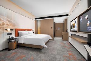 Llit o llits en una habitació de Hampton by Hilton Guangzhou Renhe Baiyun Airport-Free Shuttle bus at Guangzhou Baiyun Airport