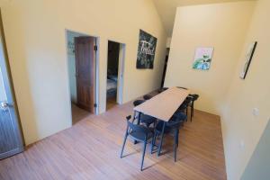 仁愛鄉的住宿－新清境31背包客棧，一间带桌椅的房间和一间卧室