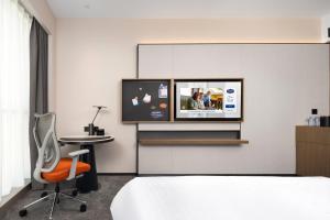 Llit o llits en una habitació de Hampton by Hilton Guangzhou Renhe Baiyun Airport-Free Shuttle bus at Guangzhou Baiyun Airport