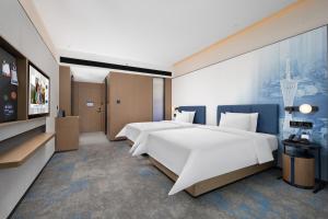 Llit o llits en una habitació de Hampton by Hilton Guangzhou Renhe Baiyun Airport-Free Shuttle bus at Guangzhou Baiyun Airport