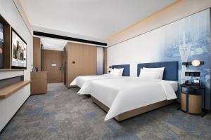 Llit o llits en una habitació de Hampton by Hilton Guangzhou Renhe Baiyun Airport-Free Shuttle bus at Guangzhou Baiyun Airport