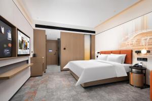 Llit o llits en una habitació de Hampton by Hilton Guangzhou Renhe Baiyun Airport-Free Shuttle bus at Guangzhou Baiyun Airport