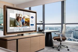 Televisor o centre d'entreteniment de Hampton by Hilton Guangzhou Renhe Baiyun Airport-Free Shuttle bus at Guangzhou Baiyun Airport