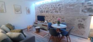 uma sala de estar com um sofá e uma mesa em El susurro del tajo La ermita em Toledo