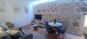 una sala de estar con un sofá y una mesa en El susurro del tajo La ermita, en Toledo 6 fotos más