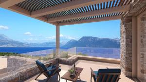 un patio con sillas y vistas al agua en Villa Noesis, en Katomérion