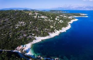 una vista aérea de una isla en el océano en Villa Noesis, en Katomérion
