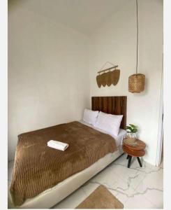 ein Schlafzimmer mit einem Bett und einem Tablett darauf in der Unterkunft Emerald Guest House type kansas Purwokerto in Banyumas