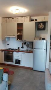 y cocina con nevera y fogones. en Art-Apart LT appartamento con giardino privato en Padua